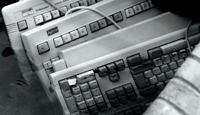 Teclados sumergidos en un charco