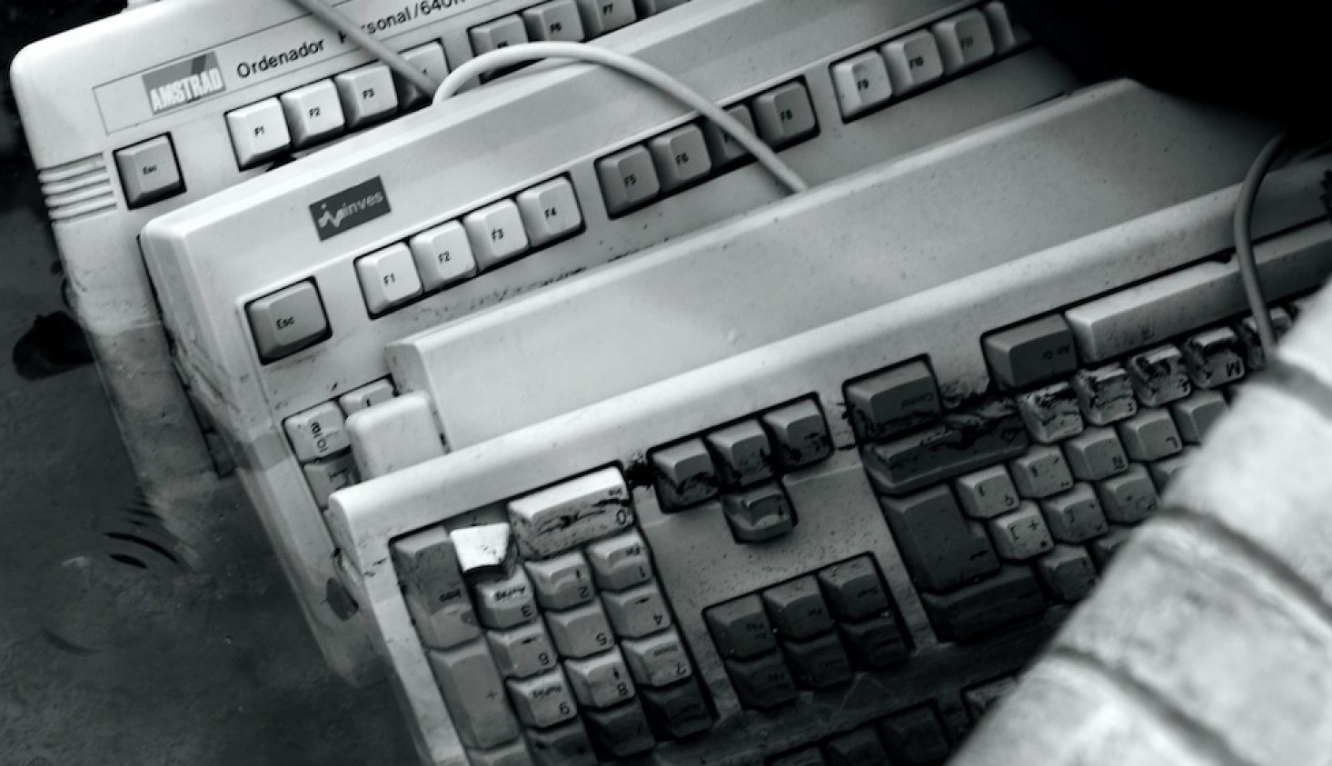 Teclados sumergidos en un charco